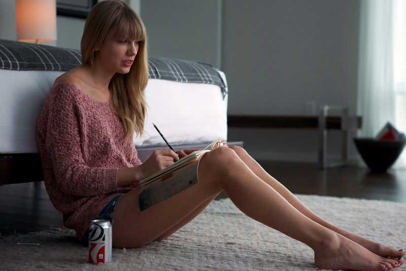 Taylor Swift feet pics