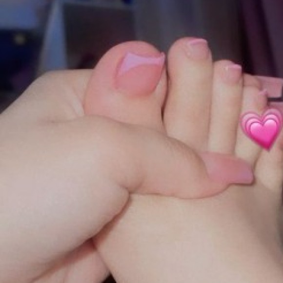 Profile photo of Maryam with beautiful feet