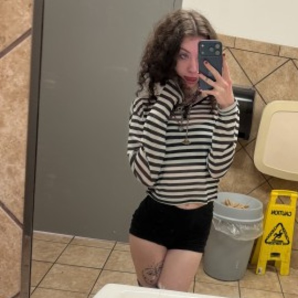 Profile photo of kreamyxkitten🩻🖤