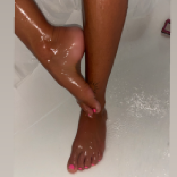 Profile photo of Tanned girl with little toes 😇