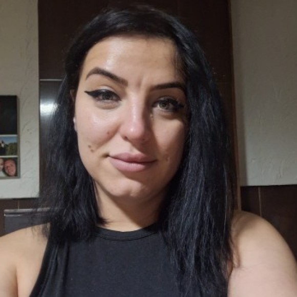 Profile photo of Alexandra Pinzaru