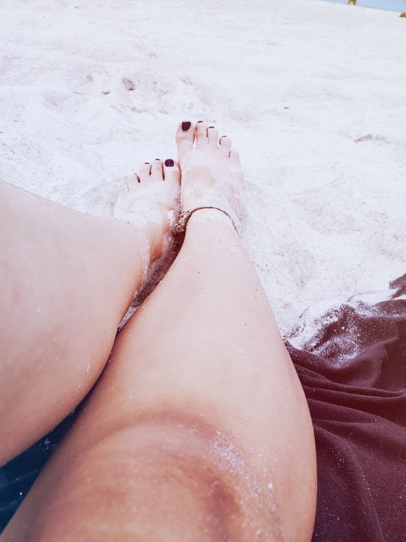 beach-feet-min