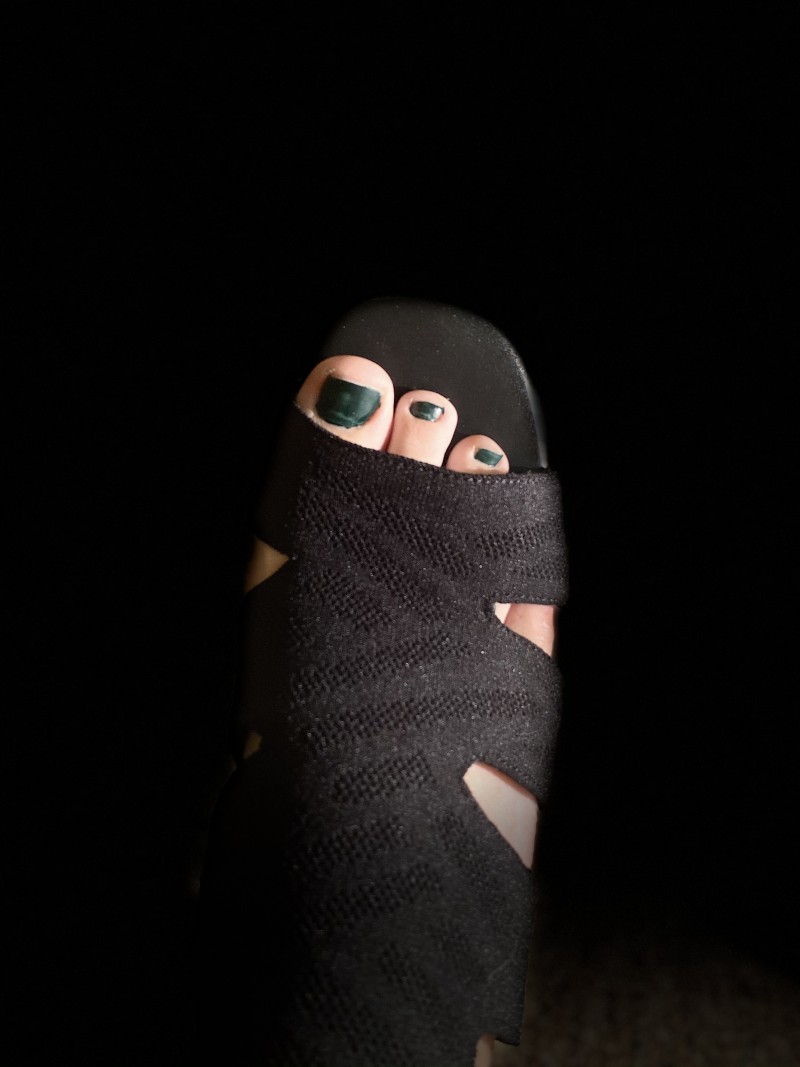 cloth-heel-close-up-toes