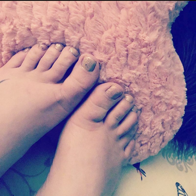 glitter-feet-on-pink-cushion-%e2%9c%a8