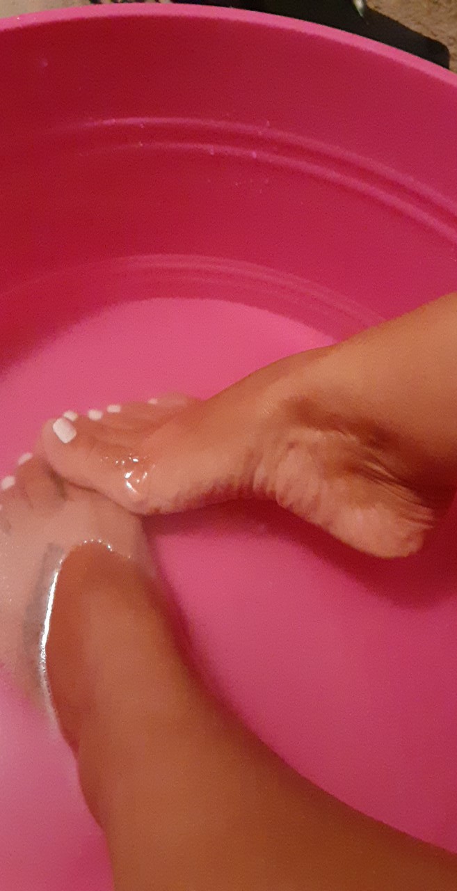hot-foot-soak-with-oils-yes-please
